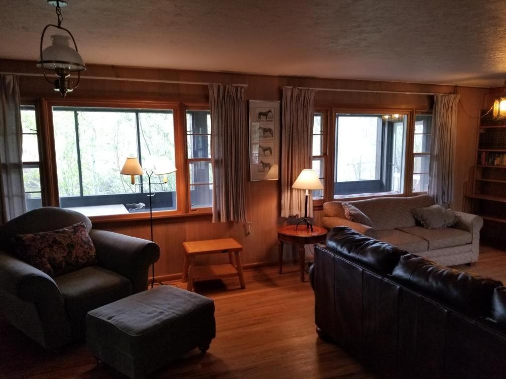 Rolling R Guest Ranch Guest House Meeker Room photo