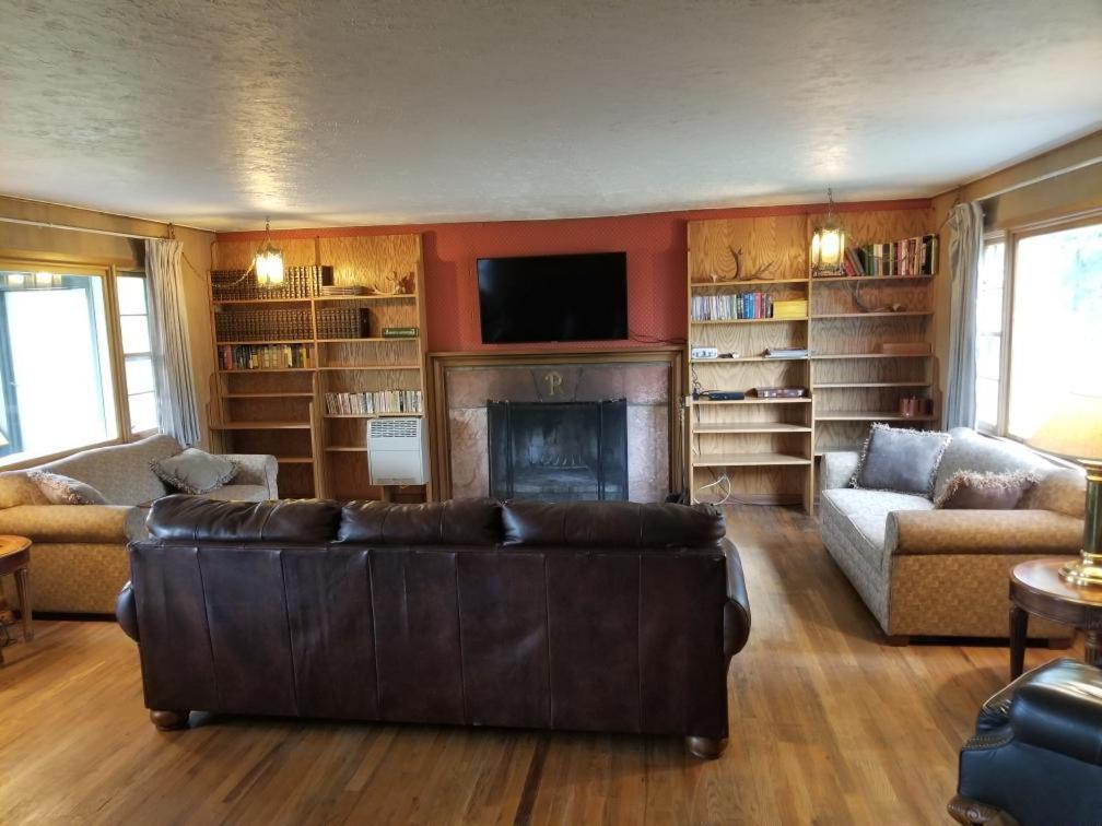 Rolling R Guest Ranch Guest House Meeker Room photo