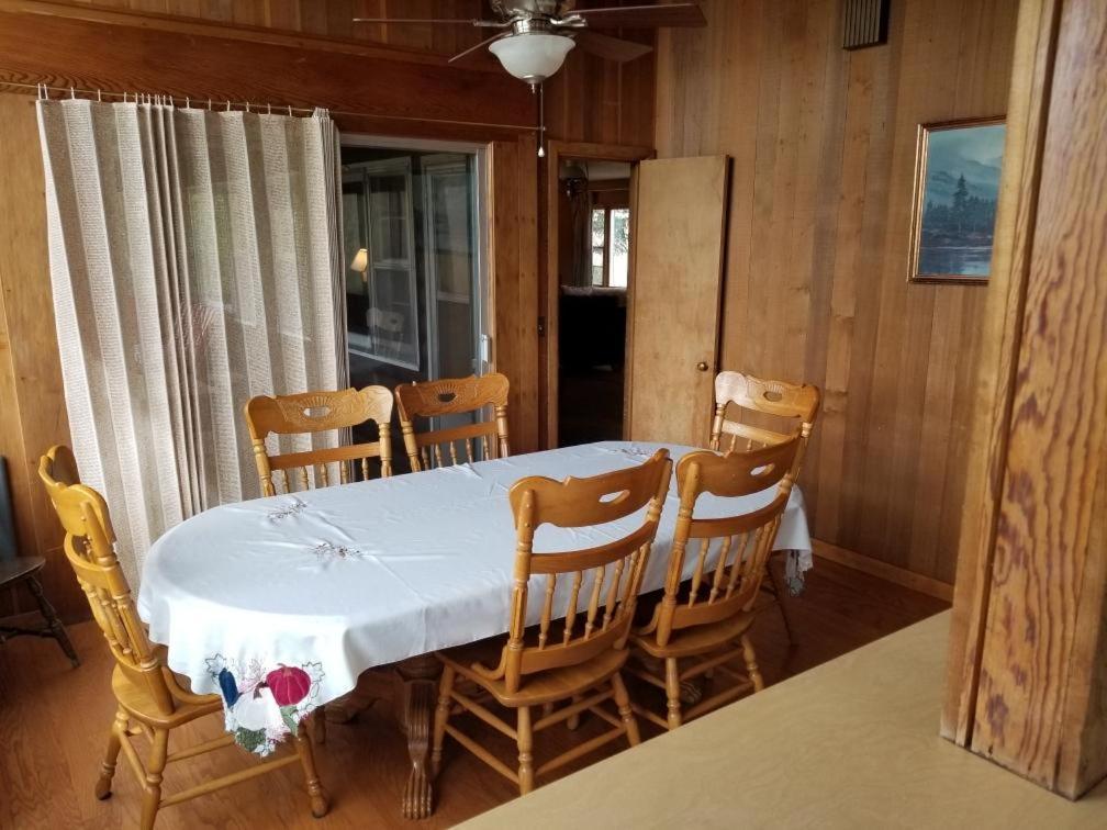 Rolling R Guest Ranch Guest House Meeker Room photo